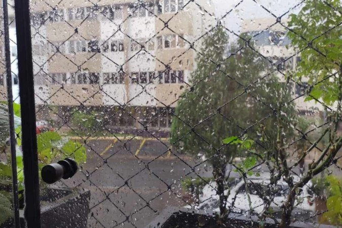 A chuva foi rápida mas intensa na tarde desta sexta-feira - (crédito: DF registra chuvas intensas na tarde desta sexta-feira) A chuva foi rápida mas intensa na tarde desta sexta-feira - (crédito: DF registra chuvas intensas na tarde desta sexta-feira)