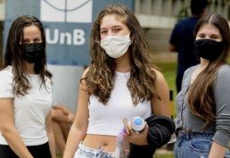  05/02/2022 Cr..dito: Carlos Vieira/CB/D.A Press. Brasil. Brasilia - DF...1.. dia de provqa do vestibular da Unb...Luiza Trindade Melo, Luiza Torres e Luiza Ara..jo     