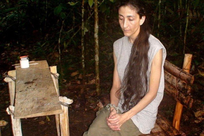 Ingrid Betancourt, em foto divulgada pelas Farc, ainda no cativeiro, na selva colombiana  -  (crédito:  Raul Arboleda/AFP)