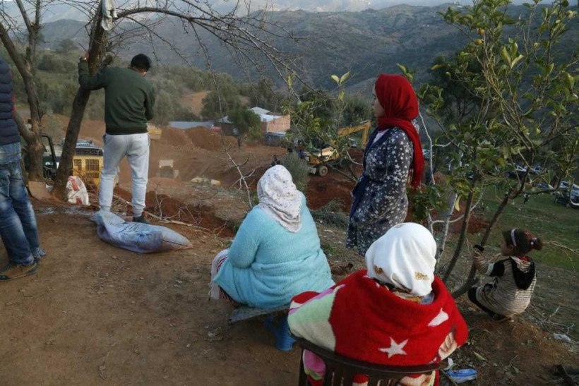  20220203
Diversos moradores da região foram até o local do poço acompanhar as operações de resgate do menino Rayan Awram, no Marrocos