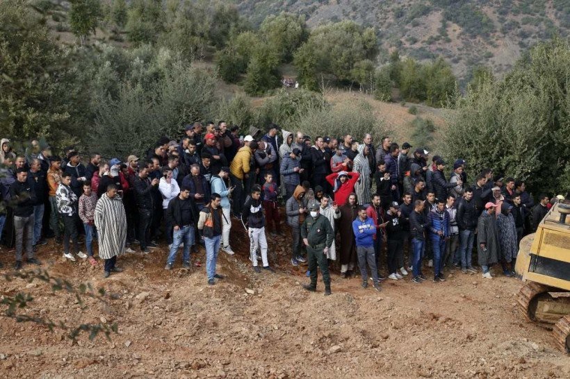 Diversos moradores da região foram até o local do poço acompanhar as operações de resgate do menino Rayan Awram, no Marrocos      