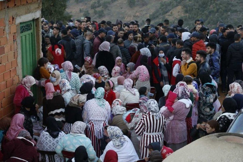 Diversos moradores da região foram até o local do poço acompanhar as operações de resgate do menino Rayan Awram, no Marrocos      