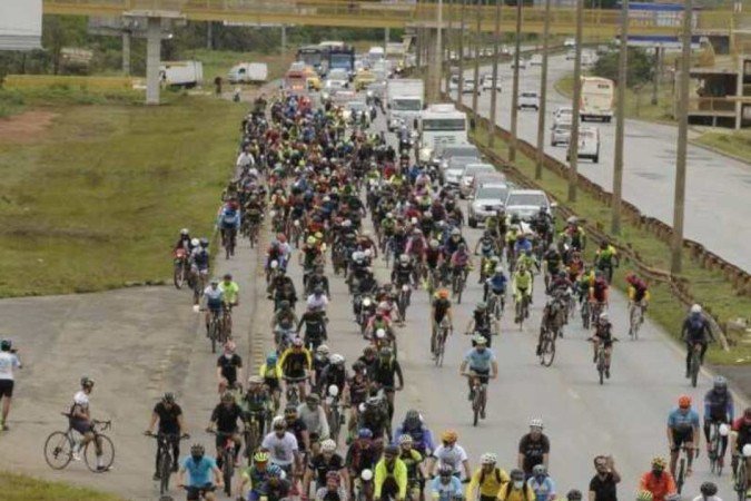 06/02/2022. Cr&eacute;dito: Carlos Vieira/CB/D.A Press. Brasil. Bras&iacute;lia - DF. Cidades. Ciclistas e fam&iacute;lia fazem homenagem a Joelson Fernandes, morto em atropelamento.