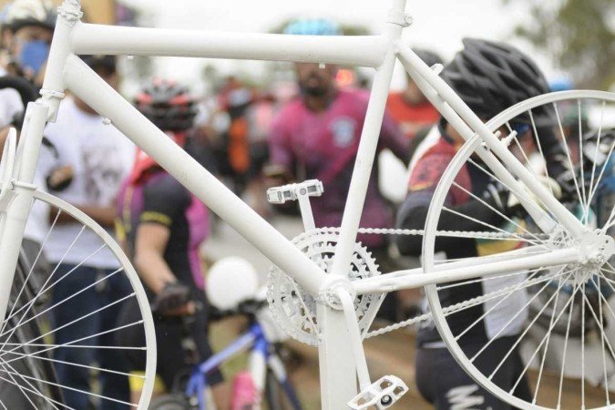 Homenagem às vítimas: bikes brancas simbolizam a tragédia no trânsito em vários pontos da cidade - (crédito: Carlos Vieira/CB/D.A Press) Homenagem às vítimas: bikes brancas simbolizam a tragédia no trânsito em vários pontos da cidade - (crédito: Carlos Vieira/CB/D.A Press)