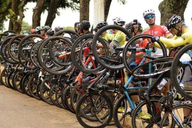Amigos fizeram um cordão de bicicletas