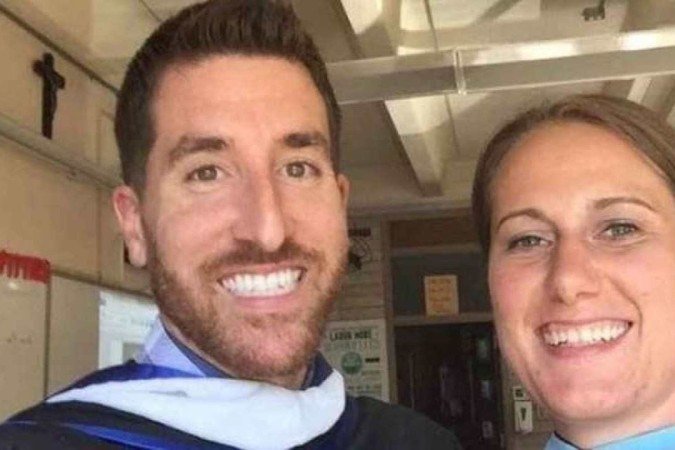 Paul e Michelle foram demitidos por anunciar casamento com pessoas do mesmo sexo