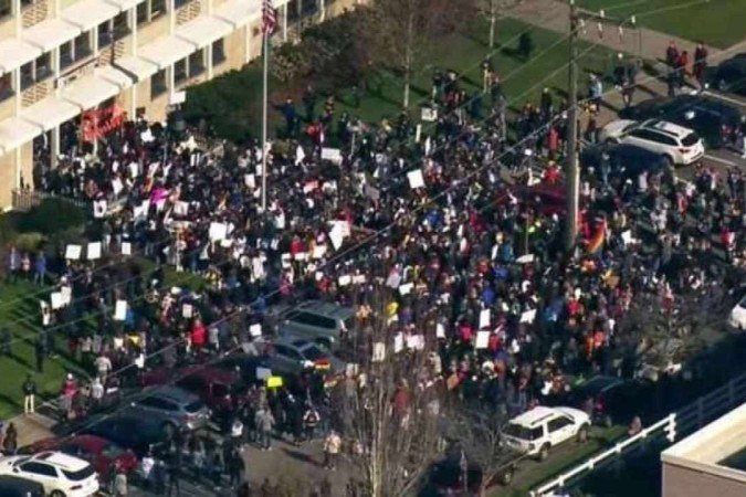 Alunos protestam contra demissão de professores LGBT, em Seattle -  (crédito: Twitter/Reprodução )