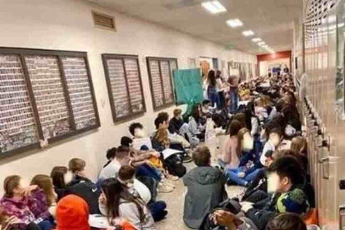 Corredores, salas de aula e frente da escola foram ocupados pelos estudantes