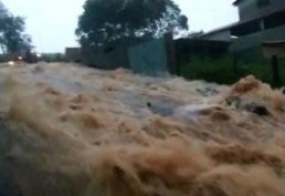 Chuva transforma rua em 'cachoeira'; veja vídeo