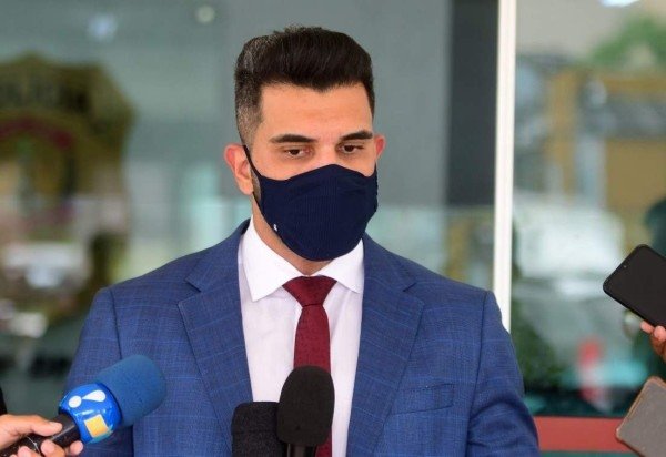  07/02/2022. Crédito: Ed Alves/CB/D.A Press. Brasil. Brasília - DF. Cidades. Coletiva de imprensa sobre as mortes de Shirlene Ferreira da Silva, de 38 anos, grávida de 4 meses, morreu com 37 facadas ao tentar salvar a filha, Tauane Rebeca da Silva, 14, das investidas do criminoso.  19ª Delegacia de Polícia (P Norte) revelaram a identidade do principal suspeito de cometer o duplo assassinato. Morador do Sol Nascente, Jeferson Barbosa dos Santos. Na foto o Delegado Thiago Peralta.  