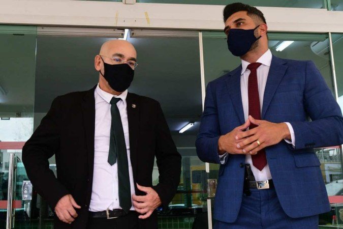 Delegados Gustavo Araujo (preto) e Thiago Peralta estão à frente dos dois casos