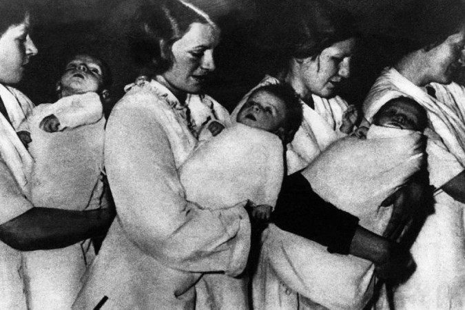 Mulheres alemãs carregam crianças que fizeram parte do programa nazista Lebensborn - Mulheres alemãs carregam crianças que fizeram parte do programa nazista Lebensborn -