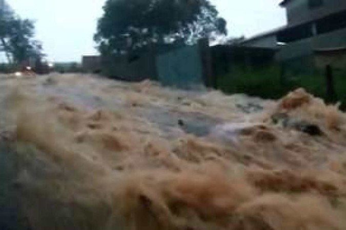 Rua em Soledade de Minas ficou coberta pela água - (crédito: O Popular.net/divulgação) Rua em Soledade de Minas ficou coberta pela água - (crédito: O Popular.net/divulgação)