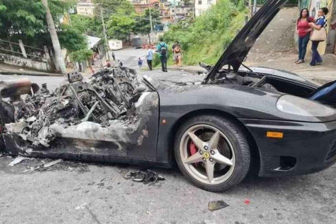 Ferrari pegou fogo no bairro Aglomerado da Serra, em Belo Horizonte - (crédito: Material cedido ao Estado de Minas) Ferrari pegou fogo no bairro Aglomerado da Serra, em Belo Horizonte - (crédito: Material cedido ao Estado de Minas)