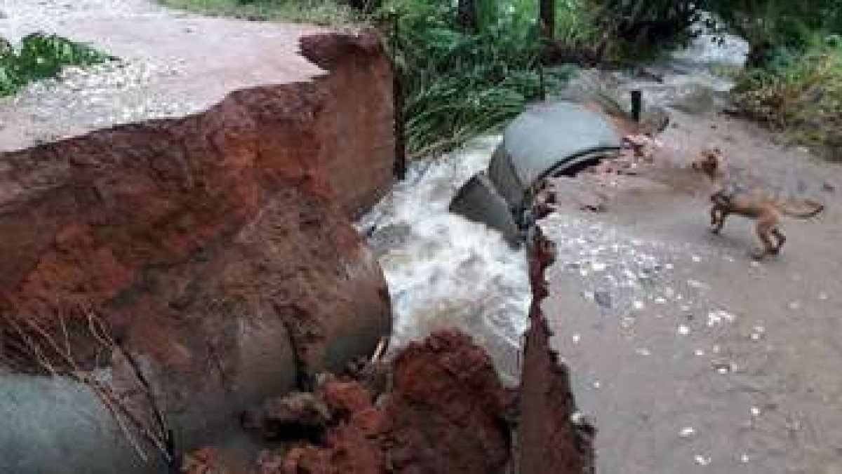 Ponte é levada pela força da água, em Piranguçu
