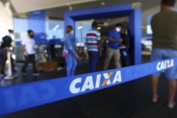 O pagamento do abono salarial pode ser realizado por crédito em conta na Caixa Econômica -  (crédito: Marcelo Camargo/Agência Brasil)