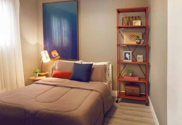 Quadro, almofada, luminária e estante em composição harmônica