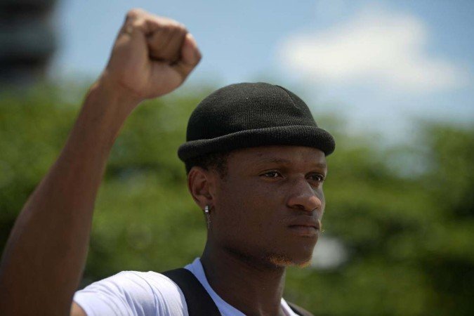Elisee Mpembele, 23 anos, é amigo do refugiado congolês Moise Kabagambe espancado até a morte - (crédito: CARL DE SOUZA / AFP) Elisee Mpembele, 23 anos, é amigo do refugiado congolês Moise Kabagambe espancado até a morte - (crédito: CARL DE SOUZA / AFP)