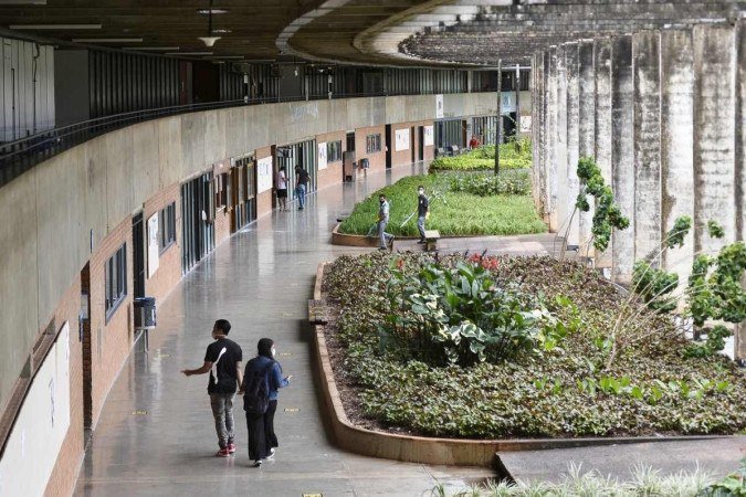 Segurança verifica comprovante em todos os campi, mas ensino remoto ainda prevalece -  (crédito: Minervino Júnior/CB/D.A Press)