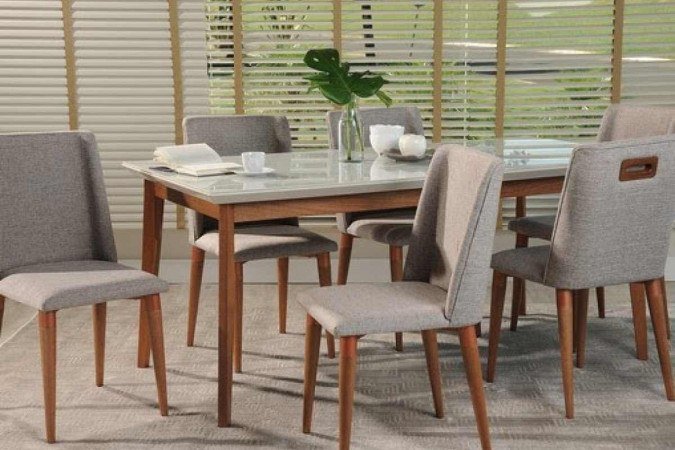 Móveis grandes e de base neutra, como a mesa de jantar retangular da Westwing, são boas opções para quem reforma os ambientes com frequência