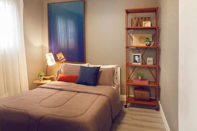 Quadro, almofada, luminária e estante em composição harmônica