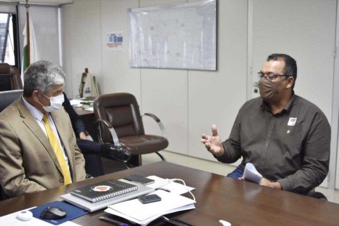 Secretários da Saúde (esquerda) e da Pessoa com Deficiência (direita), em reunião, negociando benefícios ao público deficiente. - (crédito: Tony Winston (Agência de Saúde - DF)) Secretários da Saúde (esquerda) e da Pessoa com Deficiência (direita), em reunião, negociando benefícios ao público deficiente. - (crédito: Tony Winston (Agência de Saúde - DF))