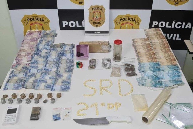 Homem foi preso em flagrante no momento em que se preparava para entregar drogas - (crédito: PCDF/Divulgação) Homem foi preso em flagrante no momento em que se preparava para entregar drogas - (crédito: PCDF/Divulgação)