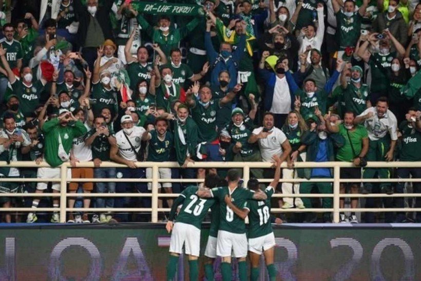 Jogadores do Palmeiras comemoram com a torcida em Abu Dhabi