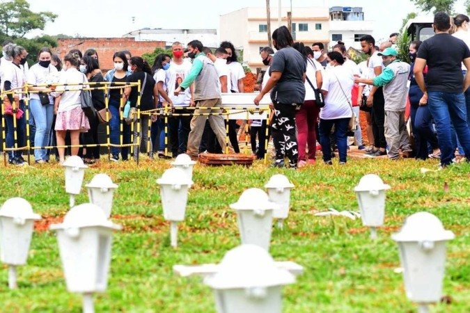 Izadora foi enterrada nesta quarta, em Taguatinga -  (crédito: ED ALVES/CB/D.A.Press)