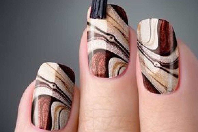 Unha marmorizada com marrom e preto 