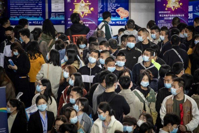 Esta foto mostra graduados universitários participando de uma feira de carreiras em Wuhan, na província de Hubei, centro da China - (crédito: China OUT / AFP / STR) Esta foto mostra graduados universitários participando de uma feira de carreiras em Wuhan, na província de Hubei, centro da China - (crédito: China OUT / AFP / STR)