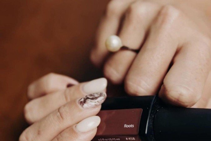 Unha marmorizada em gel, feita na Laju 