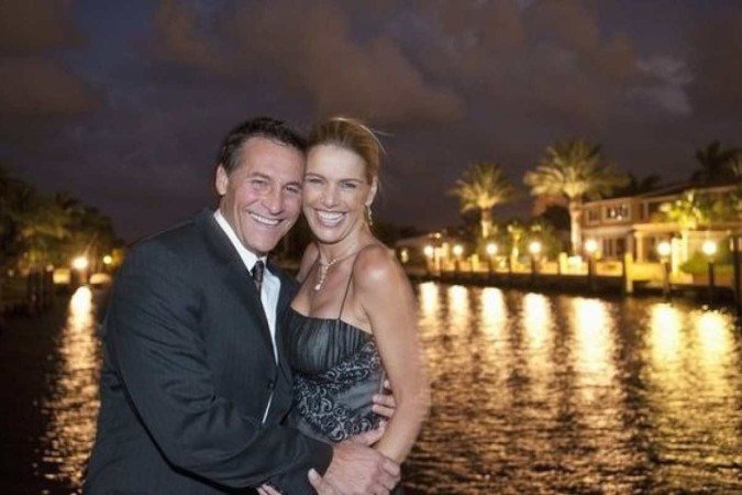 Raquel Fernandes, 28, e Carlos Francisco Barretos, de 54, 
estão juntos há um 
ano e três meses