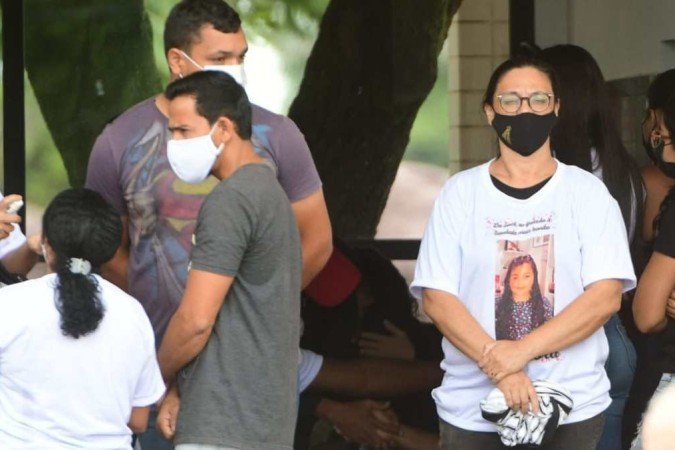 Sob forte comoção, familiares se reuniram para velar a menina Izadora - (crédito: Ed Alves/CB/DA Press) Sob forte comoção, familiares se reuniram para velar a menina Izadora - (crédito: Ed Alves/CB/DA Press)