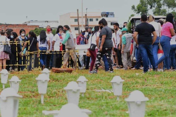 Além da menina, a avó também não resistiu e morreu após ser transferida para a UTI do Hospital de Base, na noite da última segunda-feira (7/2) - (crédito: Ed Alves/CB/ DA Press ) Além da menina, a avó também não resistiu e morreu após ser transferida para a UTI do Hospital de Base, na noite da última segunda-feira (7/2) - (crédito: Ed Alves/CB/ DA Press )