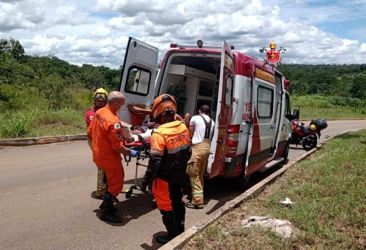 Motorista salta de caminhão sem freio no Riacho Fundo I