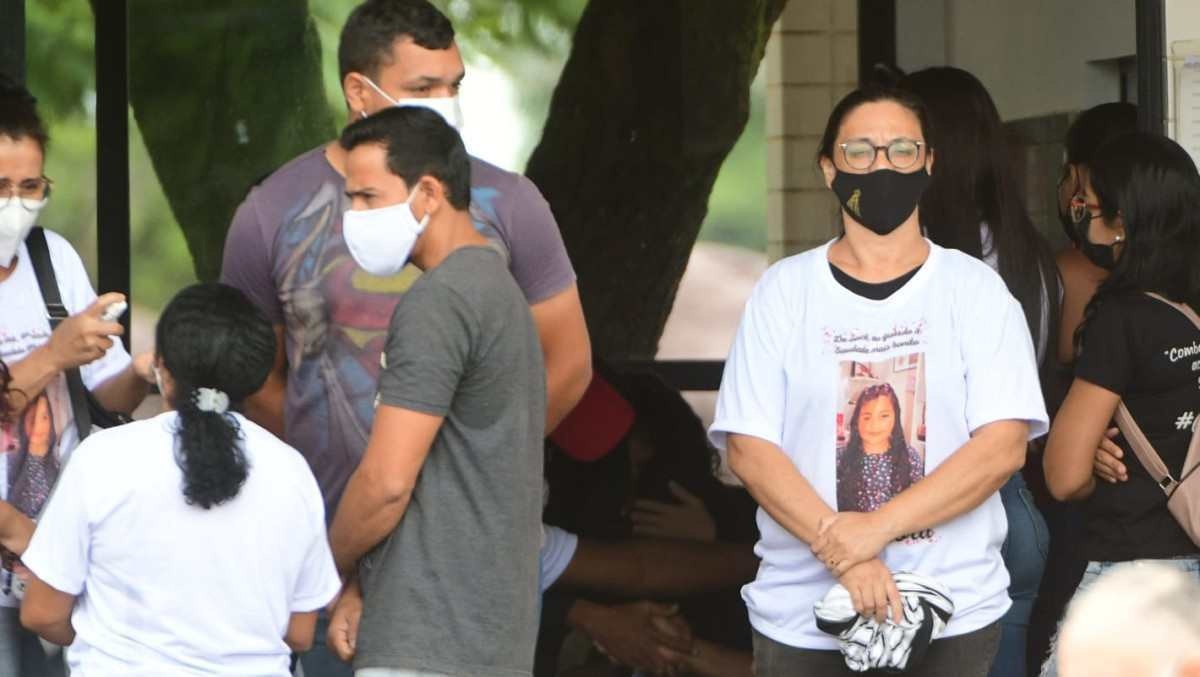 Familiares velam o corpo de Izadora, 8 anos, morta por esfaqueamento