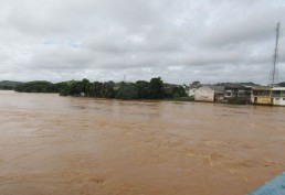 Transbordamento de rios provoca alertas no noroeste do estado do Rio