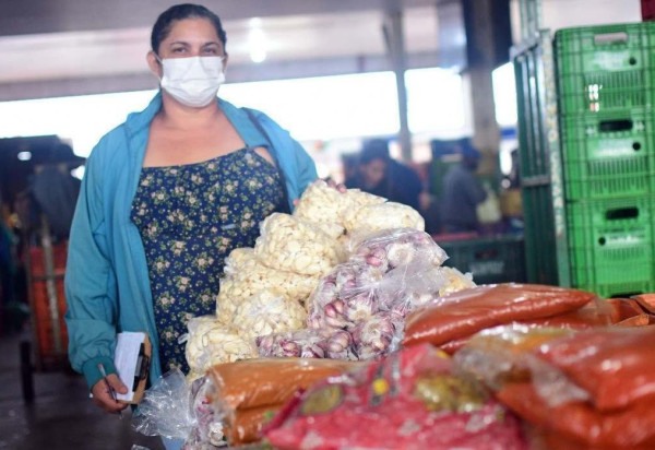 Maria Jucilene produz folhagens e compra legumes na Ceasa