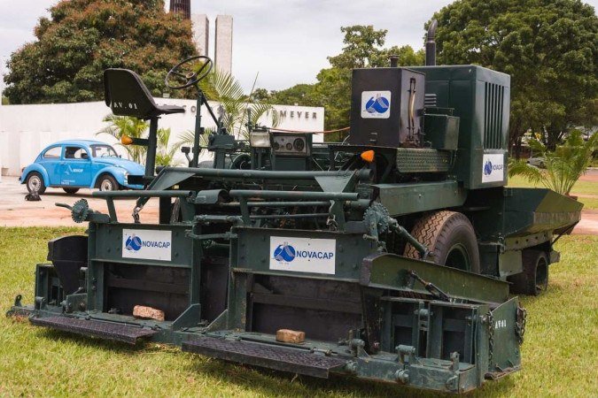 Equipamentos pesados instalados no gramado