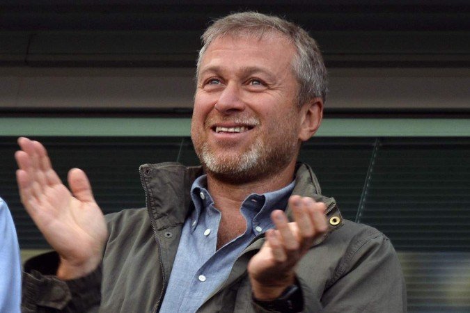  Chelsea owner Roman Abramovich applauds after the English Premier League soccer match between Chelsea and Hull City at Stamford Bridge in London August 18, 2013. REUTERS/Toby Melville (BRITAIN - Tags: SPORT SOCCER) NO USE WITH UNAUTHORIZED AUDIO, VIDEO, DATA, FIXTURE LISTS, CLUB/LEAGUE LOGOS OR 