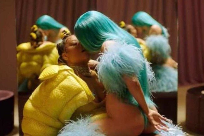 Luísa Sonza e Ludmilla protagonizam cenas picantes em novo clipe -  (crédito: Reprodução/Youtube)