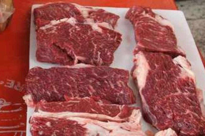 Carne estava com larvas e consumidora gravou o estado do alimento com o celular - (crédito: Imagem ilustrativa - Jair Amaral/EM/DA Press) Carne estava com larvas e consumidora gravou o estado do alimento com o celular - (crédito: Imagem ilustrativa - Jair Amaral/EM/DA Press)