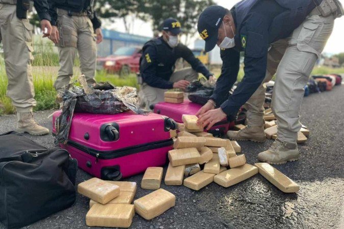 A droga foi encontrada na bagagem de um dos ônibus abordados - (crédito: Divulgação/PRF) A droga foi encontrada na bagagem de um dos ônibus abordados - (crédito: Divulgação/PRF)
