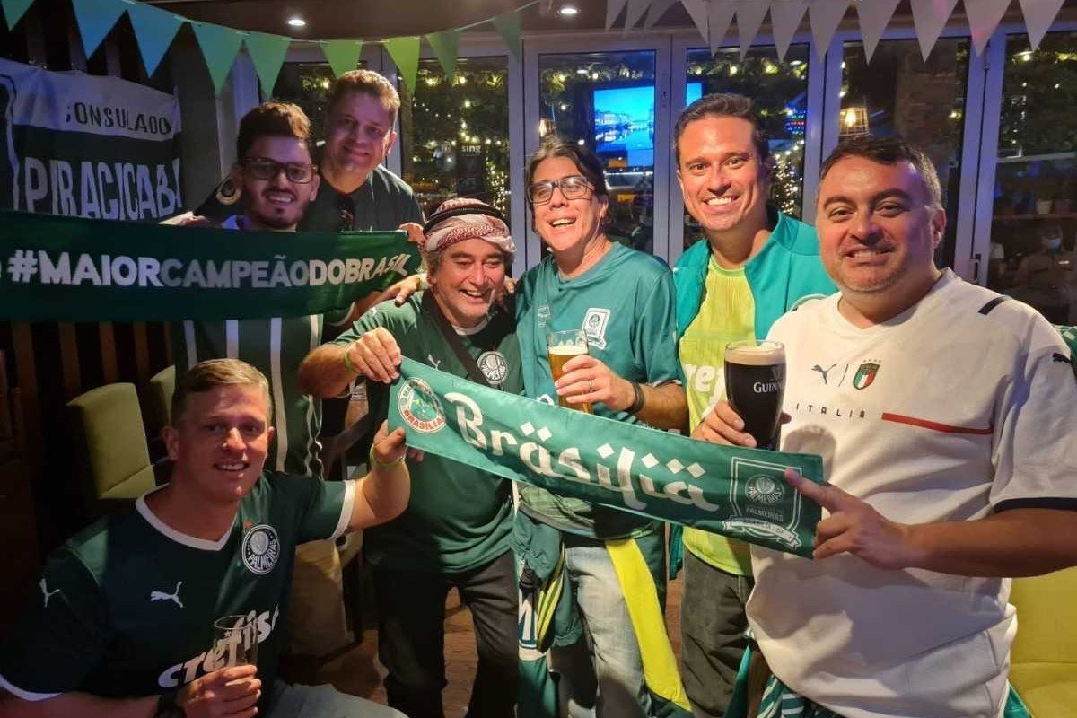 Palmeirense de &Aacute;guas Claras, Caio Bartolo (&oacute;culos) e sua turma para acompanhar o Mundial de Clubes