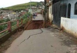 Barranco despenca em abismo e leva parte de uma rua 