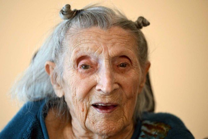  Hermine Saubion, 110 anos, sorri em sua casa de repouso em 28 de janeiro de 2022 em Banon, no sul da França. (Foto de Nicolas TUCAT / AFP)      