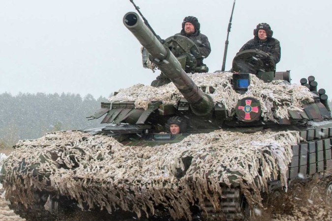 Militares das Forças Militares Ucranianas usam tanques, canhões autopropulsados e outros veículos blindados para realizar exercícios de tiro real perto da cidade de Chuhuiv -  (crédito: Sergey BOBOK / AFP)