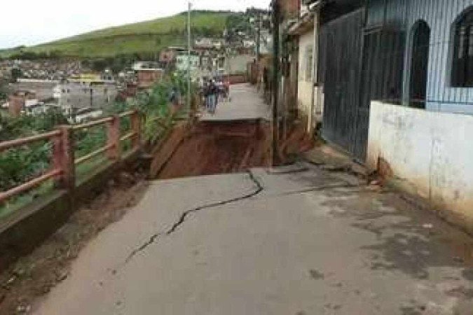 O trecho da Rua José Trindade Bento despencou pelo abismo e compromete casa da parte alta -  (crédito: Reprodução/Super Canal)