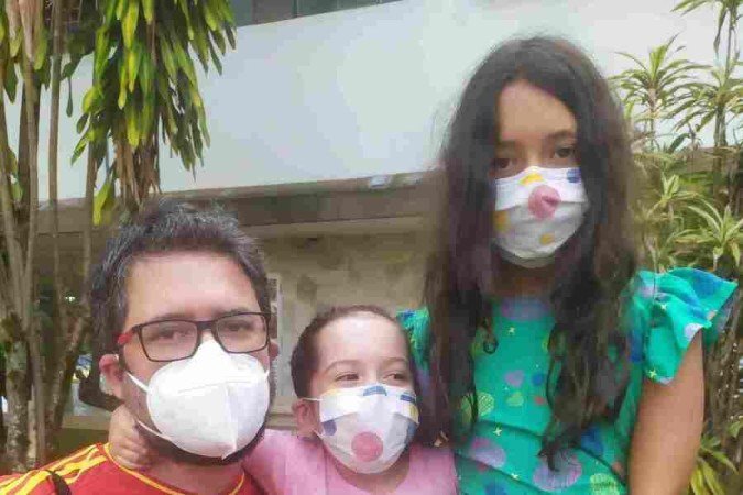 Com Luísa e Clara vacinadas, o pai, Pedro, está mais seguro